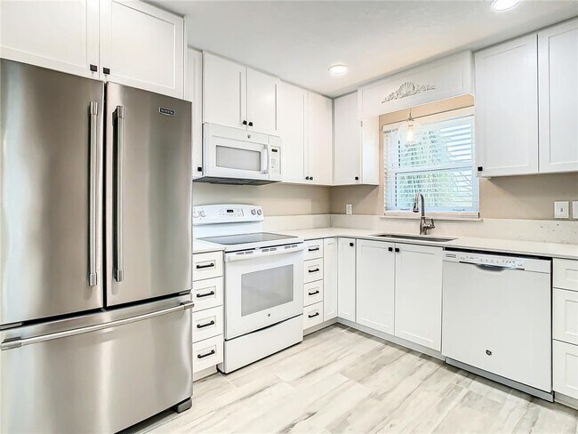 Building Photo - 4575 Cove Cir