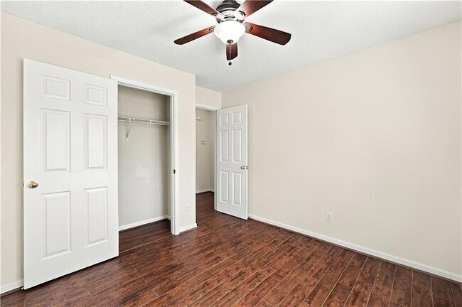 Building Photo - 28 Autumn Ridge Dr