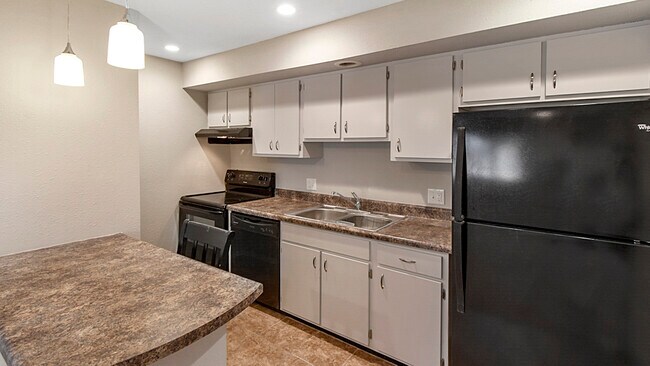 Building Photo - 1613 Lyndhurst Dr