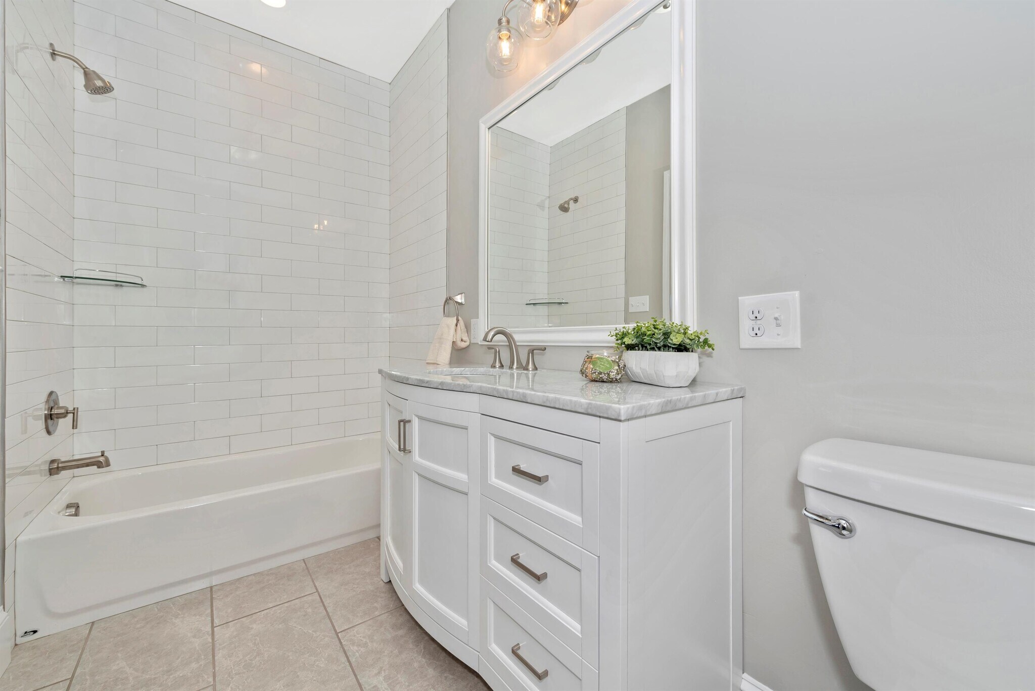 Building Photo - 6 W 4th St