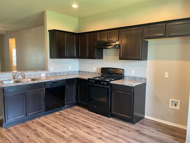 Building Photo - Great 4 Bedroom In Yukon Schools