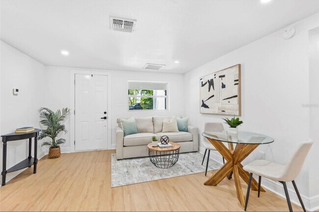 Building Photo - Modern 2-Bedroom Duplex w/ BRAND NEW Washer & Dryer – Quiet, Safe Area in Seminole Heights