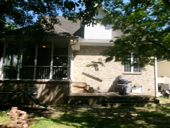 Building Photo - Walk to the Ocean from this 3 bedroom, 2.5...