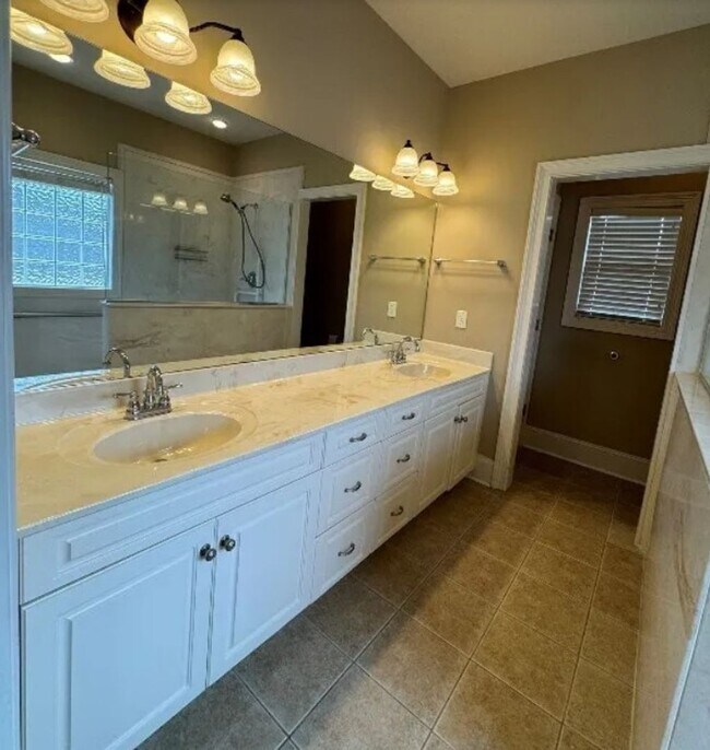 Building Photo - Beautiful Home in Deer Creek