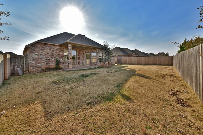 Building Photo - Amazing Home - 3 bed 2 bath - Edmond Schools