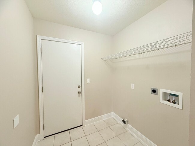 Building Photo - Spacious 4 Bed/3 Bath - Pace Mill Creek