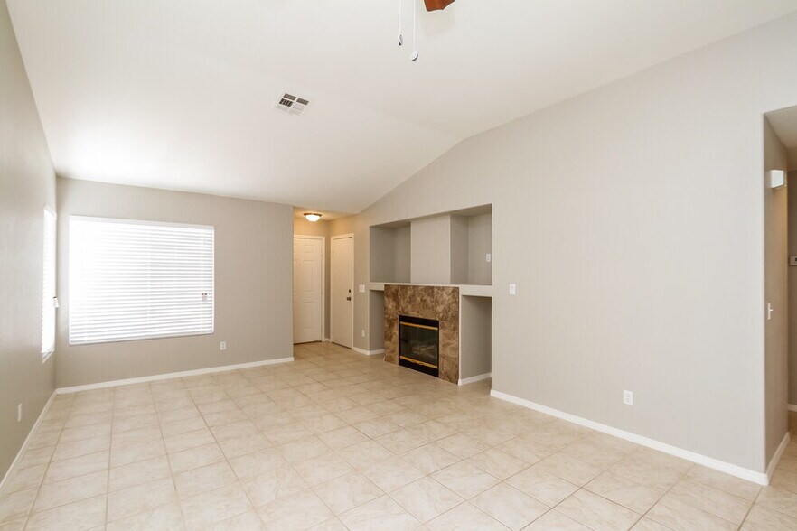 Building Photo - 5560 Merriweather Dr