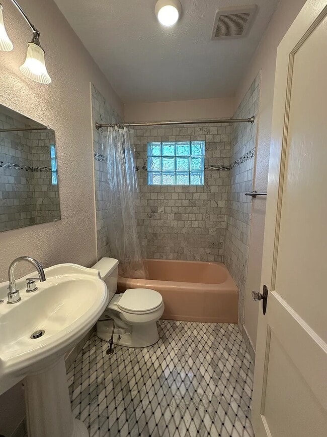 Building Photo - 521 E Charnwood St