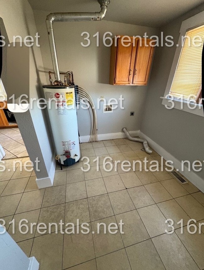 Building Photo - $995 - 3 bed 1 bath - Single Family Home