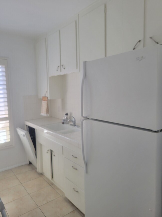 KITCHEN AREA - 103 N Hayworth Ave