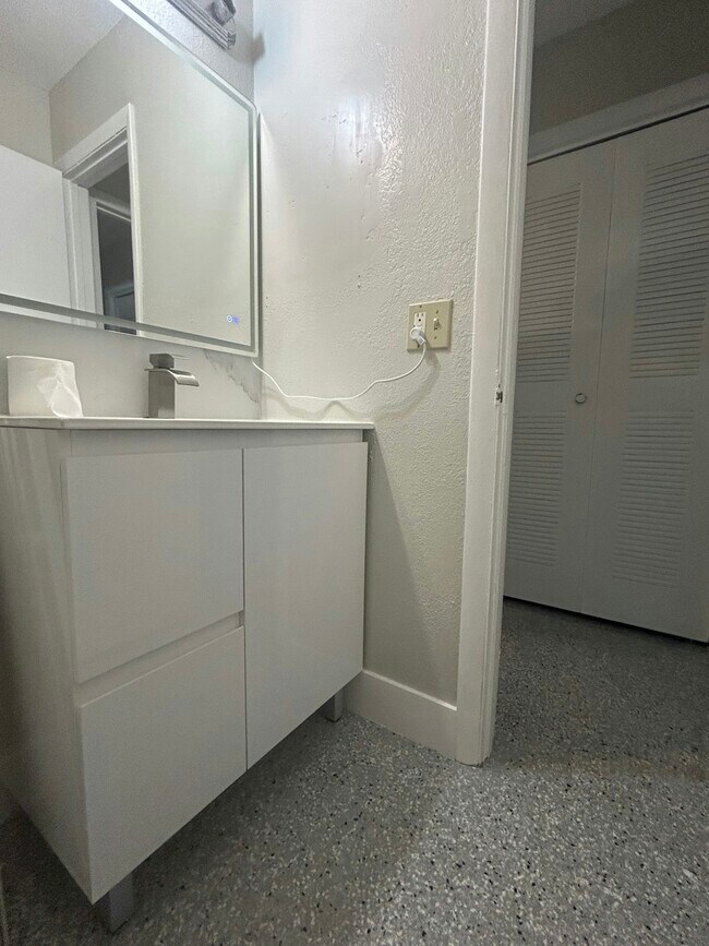 Building Photo - 3631 SW 27th St
