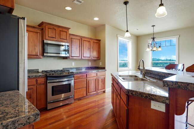 Building Photo - Spacious 4 bed, 3 bath home with sprawling...