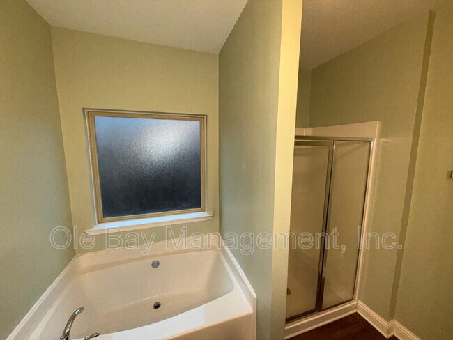 Building Photo - 10013 Summer Woods Cir N