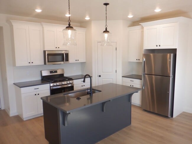 Building Photo - 3 Bed - 2.5 Bath, Newer Construction, Larg...
