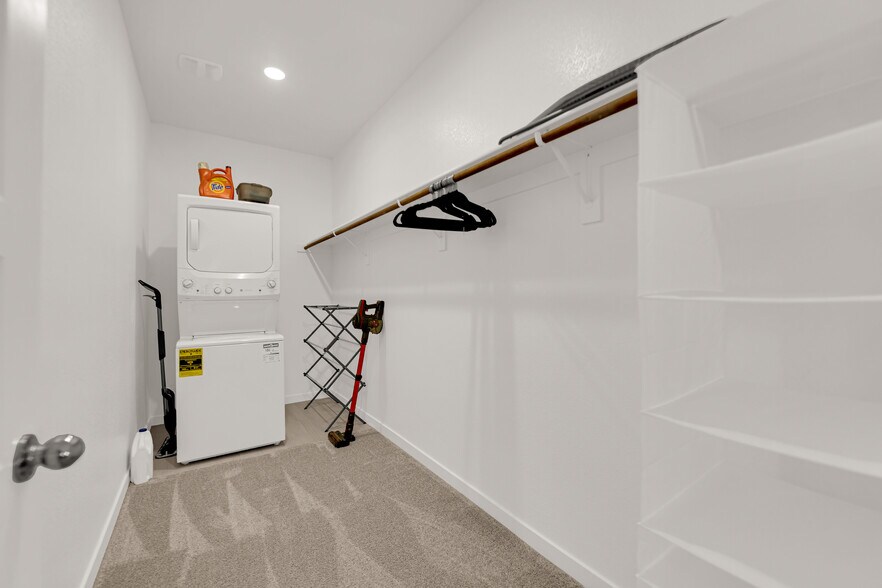 Large Walk-in Closet with Washer/Dryer - 247 Oliver Peak Ave