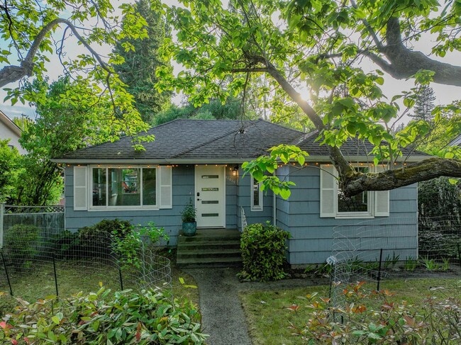 Building Photo - Updated 2 bed 1 bath Wedgewood area home