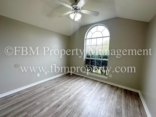 Building Photo - 801 Oak Dr