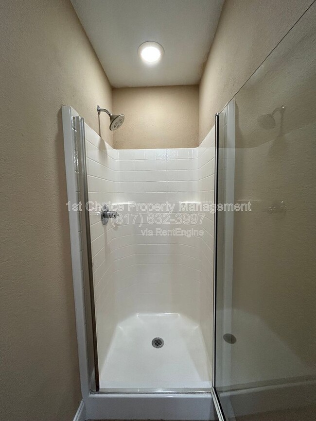 Building Photo - 5865 Fir Tree Ln