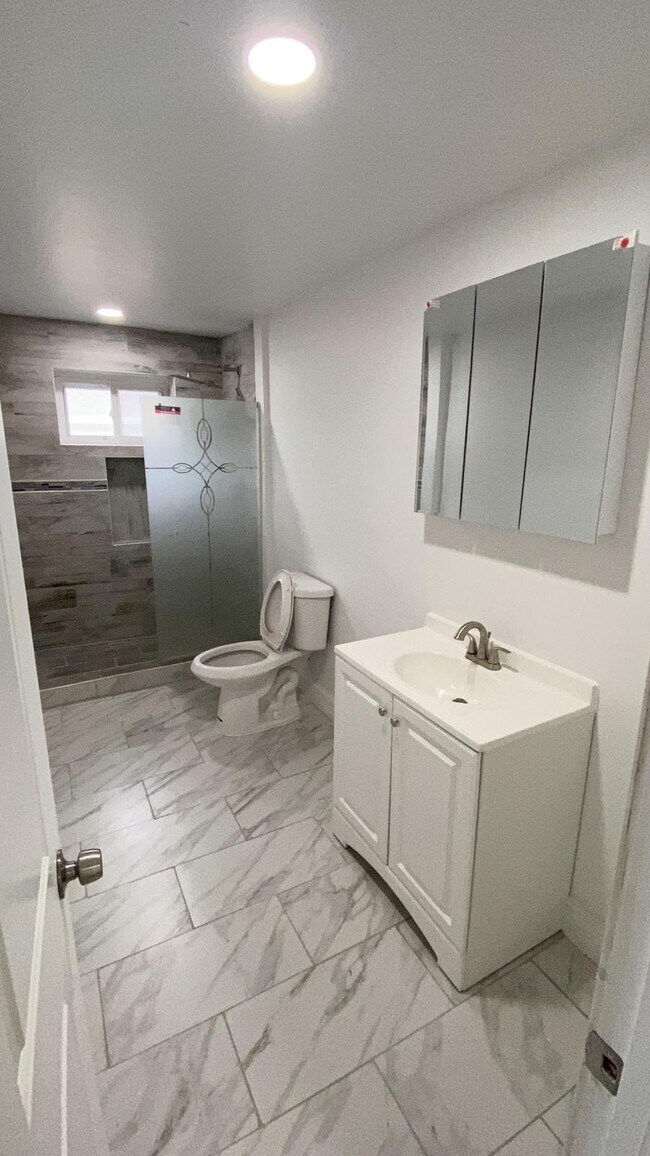 Building Photo - 242 W Bacon St