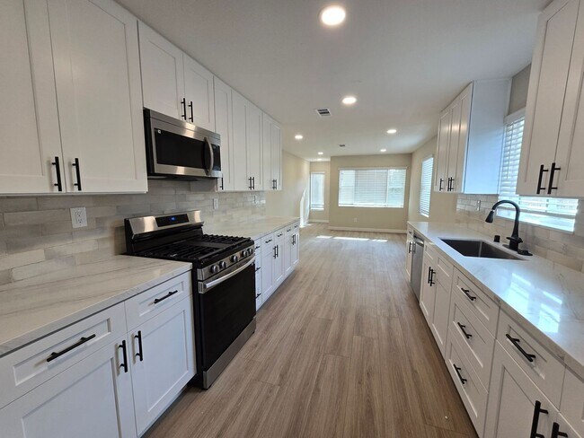 Primary Photo - Newly Renovated House!! (Lease out, pendin...