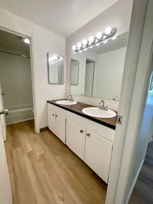 Building Photo - DESIRABLE MILLWOOD NEIGHBORHOOD ON TREE LI...