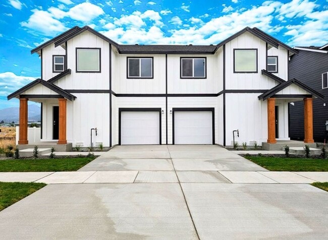 Building Photo - Townhome in Post Falls!