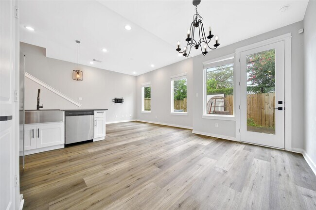 Building Photo - 6727 Parker Oaks Ln