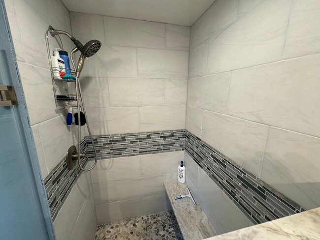 Building Photo - Private Lakewood Home