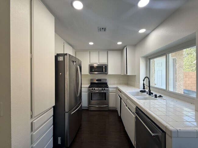 Building Photo - Lancaster 3 Bedroom + 2 Bathroom