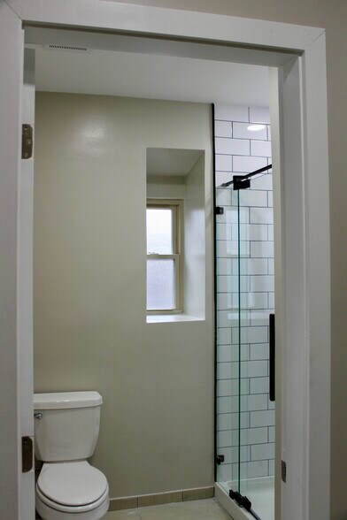 Building Photo - 204 S 41st St