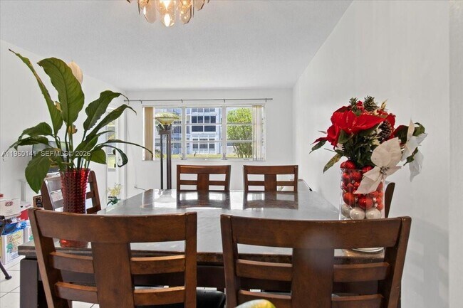 Building Photo - 2200 Park Ln