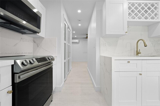 Building Photo - 129 SW 9th Ave