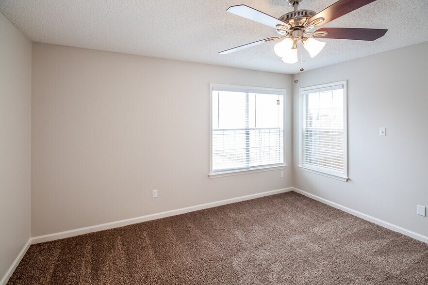 Building Photo - 6844 Charlotte Dr