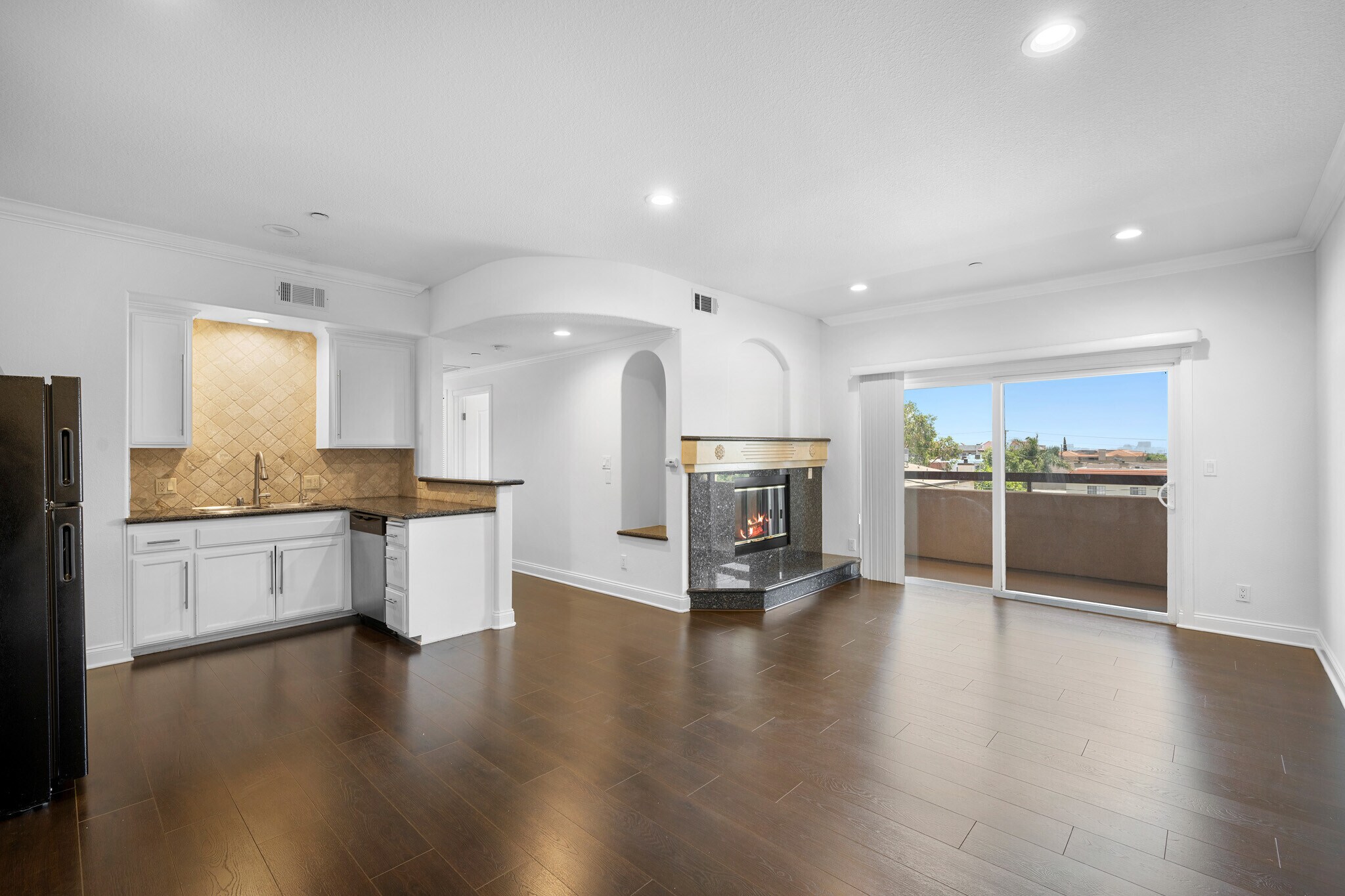 Building Photo - 540 E Angeleno Ave