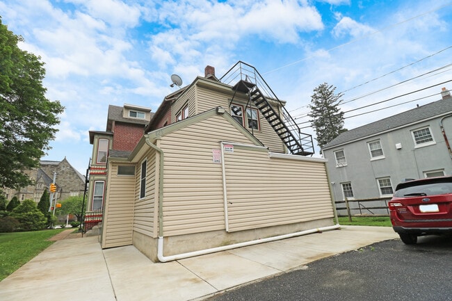 Building Photo - 609 S High St