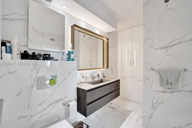 Building Photo - 20281 E Country Club Dr