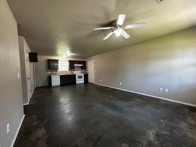 Building Photo - 603 Carson Rd