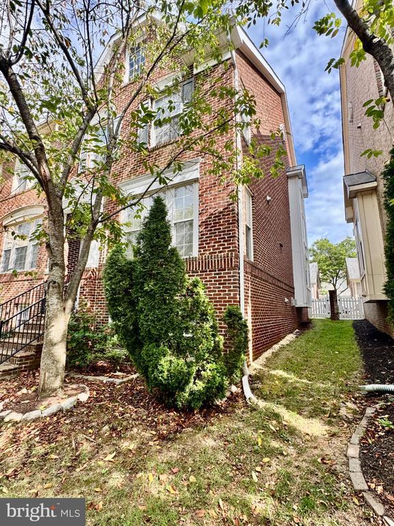 Building Photo - 23517 Gardenside Pl