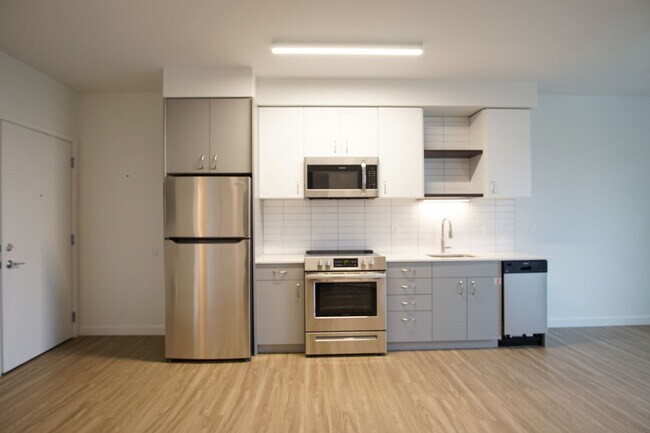 Building Photo - Modern 3rd Floor Studio with Condo-Grade Finishes!