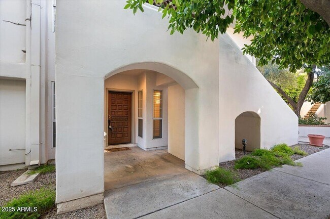 Building Photo - 5200 S Lakeshore Dr