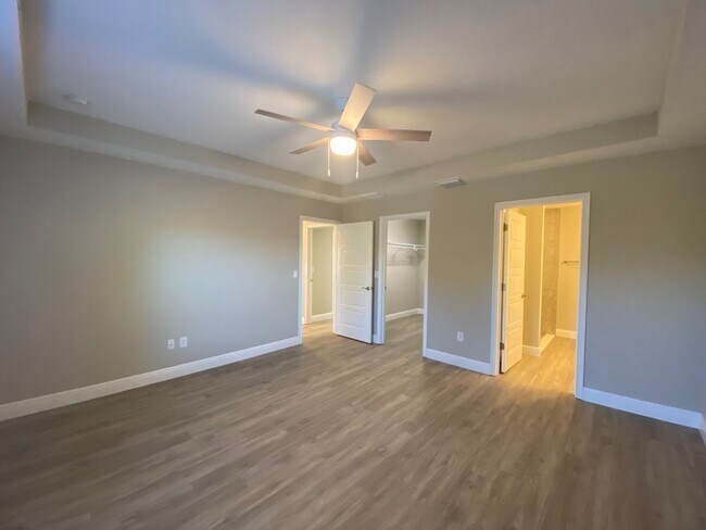 Building Photo - Available December 15th.....Custom Home - Desirable SE Ocala Neighborhood 3/2/2 **WON'T LAST**