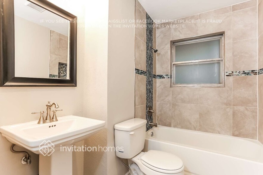 Building Photo - 811 Clover Park Dr