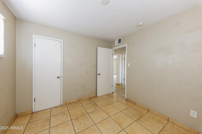 Building Photo - 2753 W Lawrence Ln
