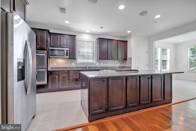 Building Photo - 8008 Hubble Dr