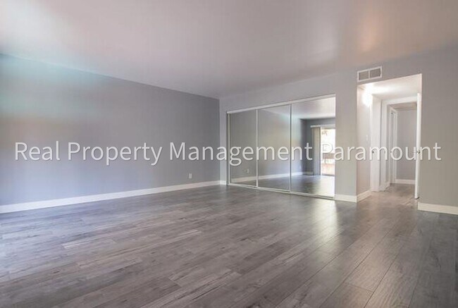 Building Photo - Spacious Condo with Relaxing Pool Views