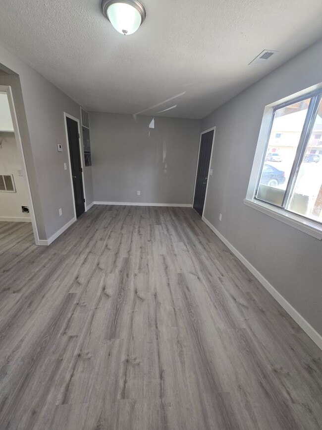 Building Photo - 2 Bedroom , 1 Bathroom Apartment!