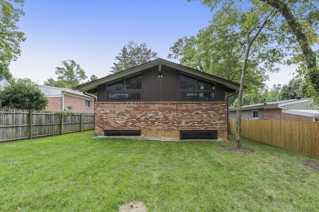 Building Photo - 3/3 Beautiful Contemporary Home in Greenwich Forest