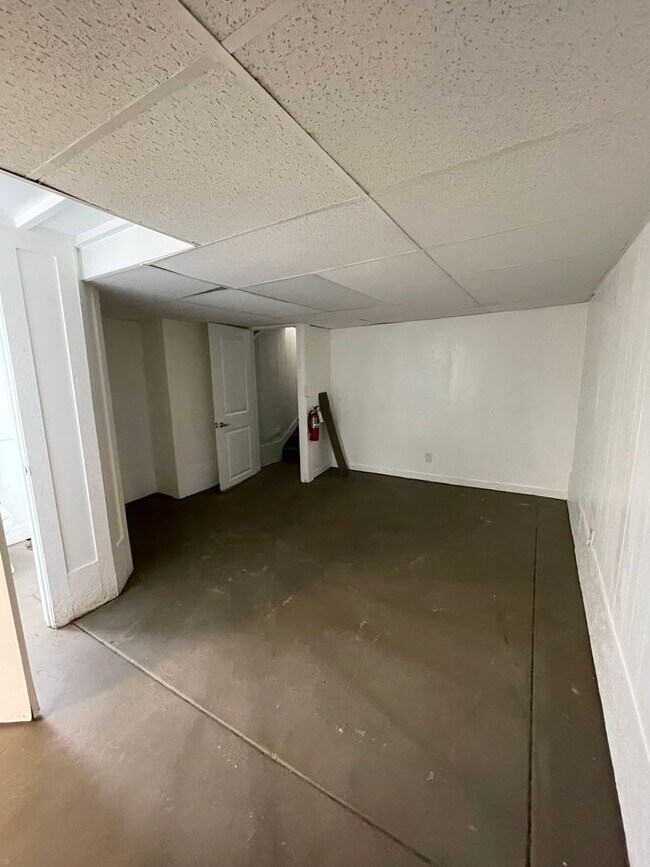 Building Photo - 704 S 26th St