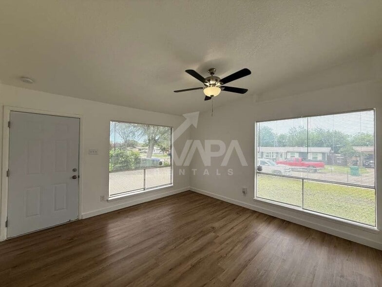 Building Photo - 518 Jamaica Dr