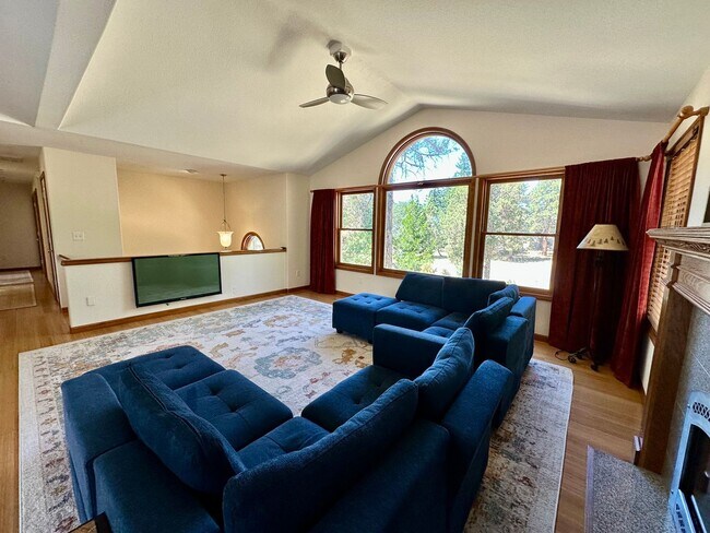 Building Photo - Stunning Running Y Ridge Home with Lake Views – Furnished or Unfurnished!